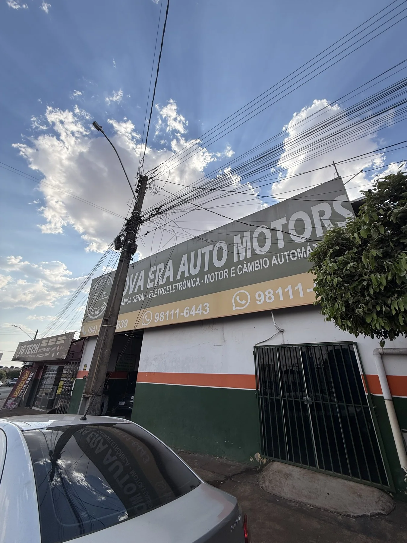 Carro em frente à oficina Nova Era Auto Motors